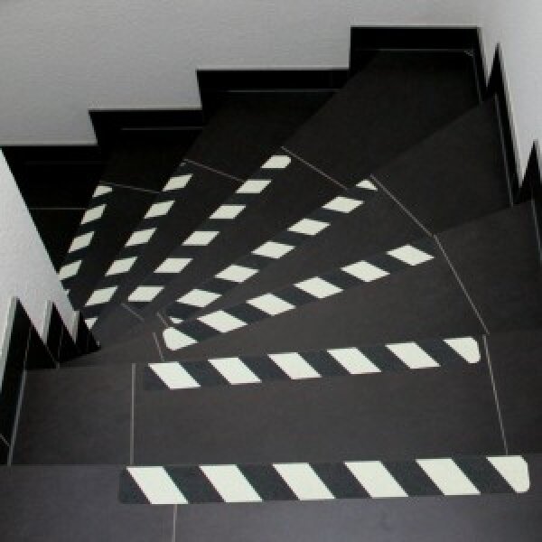 Bodenmarkierungsband rutschfest nachleuchtend BM-090 nachl./schwarz (linksweisend) 50 mm 6 m