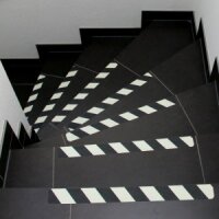 Bodenmarkierungsband rutschfest nachleuchtend BM-090 nachl./schwarz (linksweisend) 50 mm 6 m